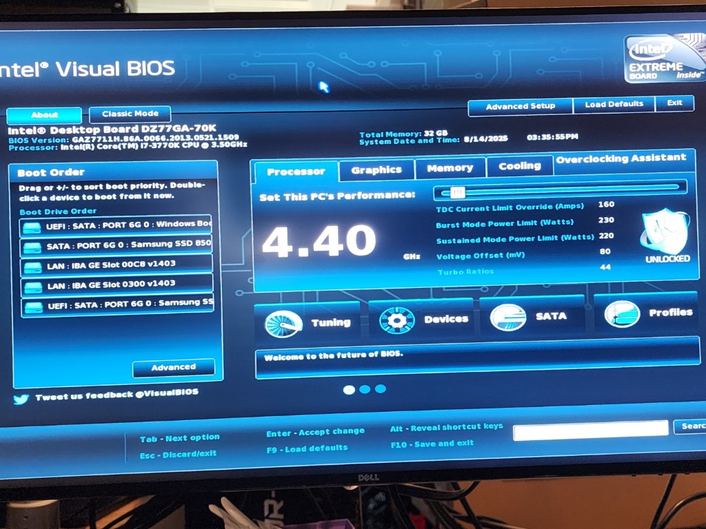 Dell monitor showing the Intel Overclocking Assistant with the i7-3770K at 4.40 GHz and 32 GB of memory